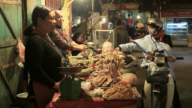 Nhiều người dân vẫn mua thực phẩm đường phố dù lo ngại về chất lượng. ảnh: như ý