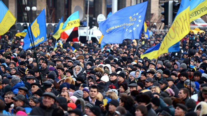 Người biểu tình Ukraine trên đường phố Kiev.