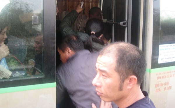 Hành khách xe 17K-9318 đứng ngồi chen chúc ngay cửa lên xuống (chụp chiều 5/2 tại ngã ba Pháp Vân-Hà Nội). ảnh: sỹ lục