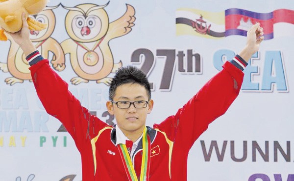 Kình ngư trẻ Lâm Quang Nhật gây bất ngờ lớn trên đường đua 1.500m tại SEA Games 27. Ảnh: VSI
