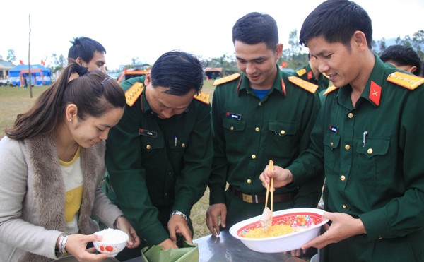 Hàng ngàn bánh chưng xanh được cán bộ chiến sĩ QKV, Bộ Chỉ huy quân sự Đà Nẵng trực tiếp gói, nấu, phát tặng người nghèo dịp Tết Giáp Ngọ 2014. ẢNH: NGUYỄN HUY