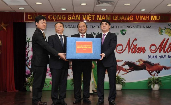 Phó Thủ tướng Nguyễn Xuân Phúc tặng quà Vietcombank
