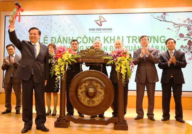 Bộ trưởng Bộ Tài chính Đinh Tiến Dũng đánh cồng khai trương phiên giao dịch chứng khoán đầu Xuân Giáp Ngọ 2014 tại Sở GDCK Hà Nội.