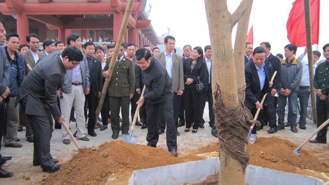 Chủ tịch nước Trương Tấn Sang tham gia trồng cây tại Tết trồng cây