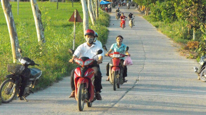 Việc không đội mũ bảo hiểm còn xảy ra nhiều tại nông thôn (chụp tại huyện Tiên Du - Bắc Ninh). Ảnh: Sỹ lực