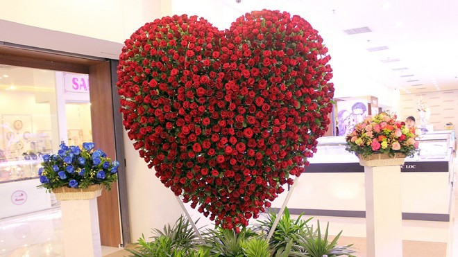 Trái tim được kết bằng hoa hồng Ecuador size to.