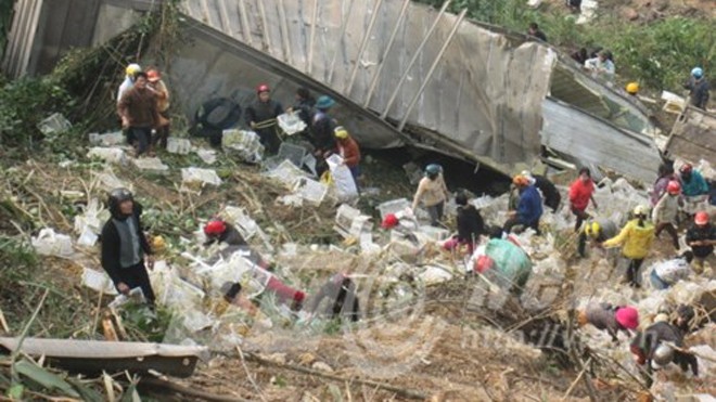  Thùng container chở hàng bị người dân quây kín. Ảnh: VTC News