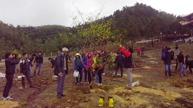Tuổi trẻ Huyện Đoàn Quảng Trạch (Quảng Bình) trồng cây mai vàng bên khu mộ Đại tướng