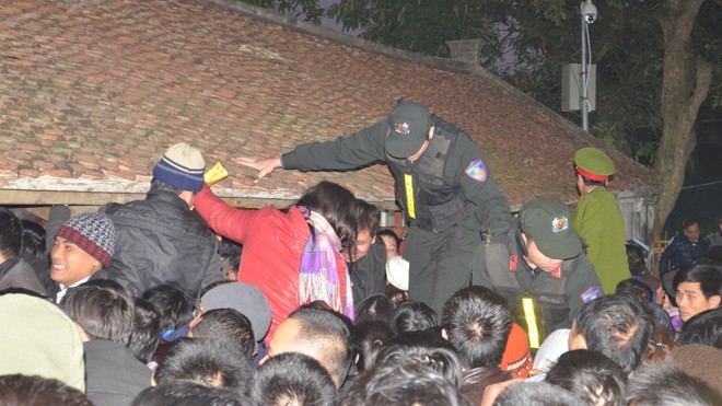 Khốc liệt cảnh tranh lộc, cướp ấn tại Lễ hội đền Trần, Nam Định. Ảnh: Công Khanh