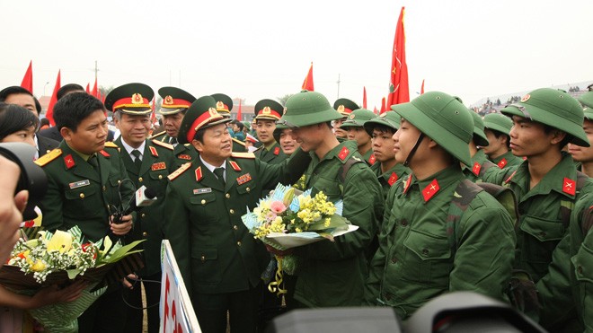 Thượng tướng Đỗ Bá Tỵ, Tổng Tham mưu trưởng QĐND Việt Nam động viên thanh niên Thủ đô lên đường nhập ngũ