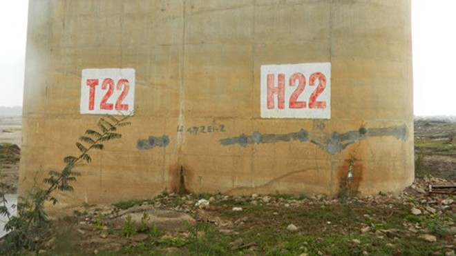 Tại trụ cầu số H22 đang xuất hiện các vết nứt thấm nước