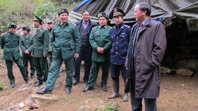 Thứ trưởng Vũ Văn Tám (ngoài cùng bên phải) kiểm tra tại điểm nóng buôn lậu gia cầm khu vực Bãi Danh. Ảnh: Văn Bang