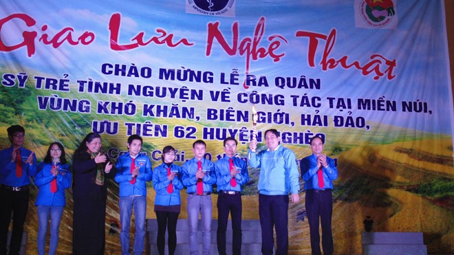Phó Chủ tịch Quốc hội Tòng Thị Phóng và Bí thư thứ nhất Trung ương đoàn Nguyễn Đắc Vinh trao đuốc cho những bác sỹ trẻ lên đường làm nhiệm vụ.