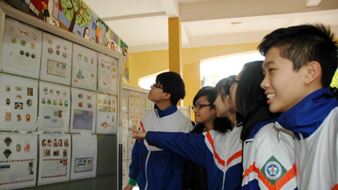 Học sinh trường THCS Vân Hồ (Hà Nội) tìm hiểu về tem Ảnh: Phạm Cường