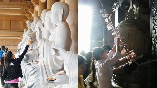 Tại chùa Bái Đính, người ta không chỉ “lót tay” tượng mà còn cài tiền lẻ lên dây treo chày gõ chuông - như một trò vui. ảnh: N.M.Hà