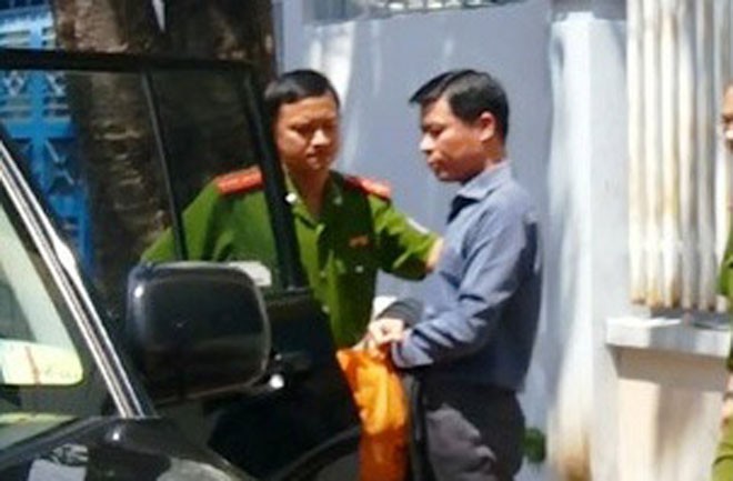 Ông Vũ Quốc Tuấn bị dẫn giải từ nhà riêng ở số 43/2 Phạm Ngọc Thạch, TP Vũng Tàu ra xe công an.