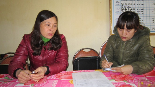 Chị Khuyên (trái) cung cấp thông tin cho PV Tiền Phong