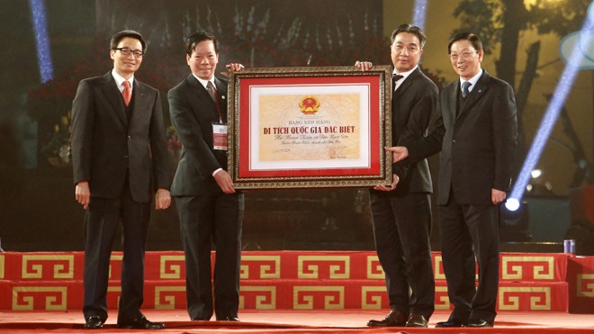 Phó Thủ tướng Vũ Đức Đam và Chủ tịch UBND TP Hà Nội Nguyễn Thế Thảo chứng kiến việc trao bằng xếp hạng 5 di tích quốc gia đặc biệt