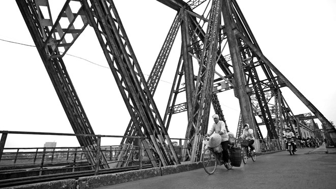 Cầu Long Biên đã “đồng cam cộng khổ” với người dân Hà Nội hơn 100 năm qua. Ảnh: Như Ý
