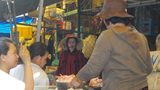 Hàng thịt gà của chị Thu Hương chợ Nguyễn Tri Phương ế khách. Ảnh: T.G