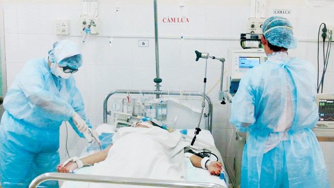 Ngày 14/2/2014, bệnh nhân Bo Bo Thị Xuất được các bác sĩ điều trị tích cực tại Bệnh viện Đa khoa tỉnh Khánh Hòa có kết quả dương tính với cúm A/H1N1. Ảnh: Nguyên Lý - TTXVN