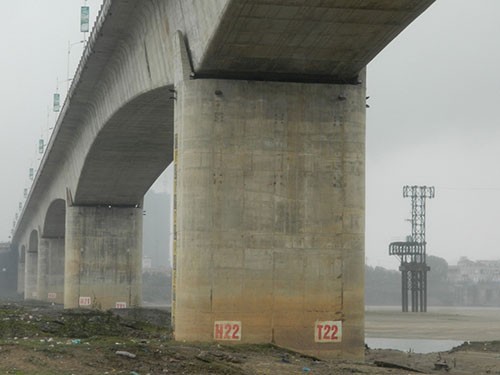 Kiểm tra vết nứt cầu Vĩnh Tuy