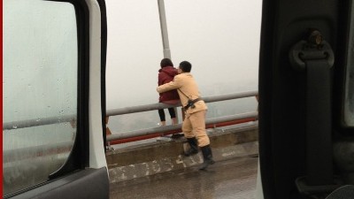 CSGT giữ chặt cô gái đúng vào tích tắc cô buông tay khỏi thành cầu. Ảnh: An ninh Thủ đô