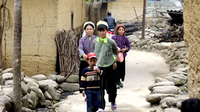 Người dân huyện Lộc Bình rủ nhau đi đòi sổ đỏ. ảnh: D.C
