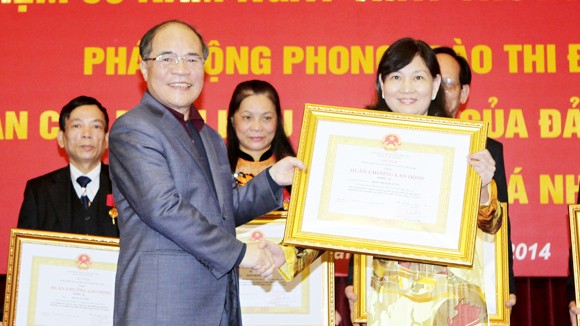 Chủ tịch Quốc hội Nguyễn Sinh Hùng thay mặt Chủ tịch nước trao tặng cho bệnh viện Bạch Mai Huân chương Lao động. Ảnh: An ninh Thủ đô