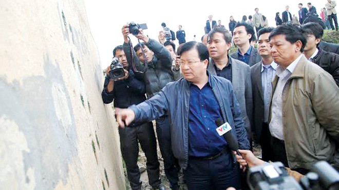 Bộ trưởng Xây dựng Trịnh Đình Dũng chỉ đạo kiểm tra tất cả cầu tại Hà Nội