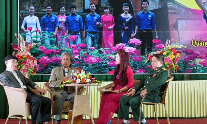 Các đại biểu nói chuyện về lịch sử hình thành tỉnh Quảng Bình và cuộc đời Đại tướng Võ Nguyên Giáp cùng các ĐVTN trong đêm giao lưu. Ảnh: Báo Quảng Bình.