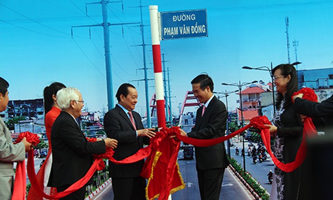 Lãnh đạo TP HCM và tỉnh Quảng Ngãi tại lễ đặt tên đường Phạm Văn Đồng. Ảnh: Vnexpress