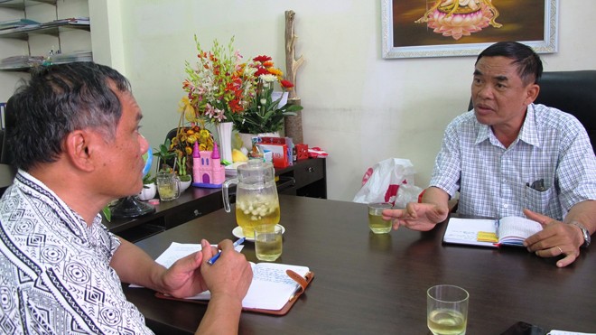 Ông Hoàng Quốc Bình (phải) trả lời PV báo Tiền Phong tại trụ sở của Cty Rừng Toàn Cầu ở TPHCM. ẢNH: TIẾN HƯNG