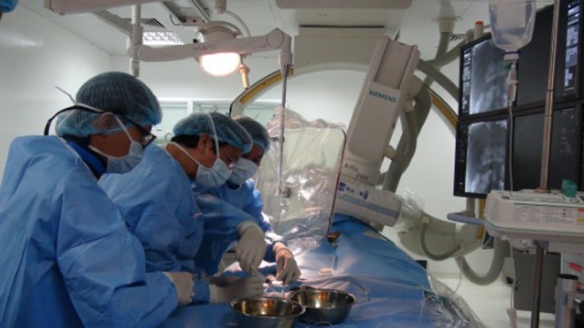 GS.TS Nguyễn Thanh Liêm đang bơm tế bào gốc cho bệnh nhân S.