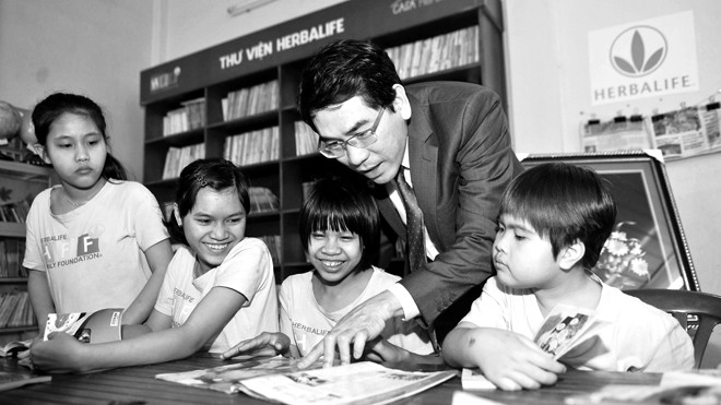 TS Nguyễn Thắng - Tổng GĐ Herbalife Việt Nam & Campuchia đọc sách với trẻ em tại Casa Herbalife Đồng Tâm