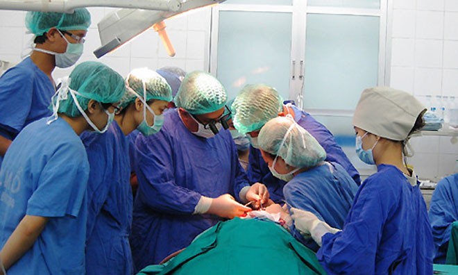 Một ca phẫu thuật tạo hình hàm mặt tại khoa Phẫu thuật Tạo hình, Bệnh viện Việt Đức, Hà Nội. Ảnh: Vnexpress