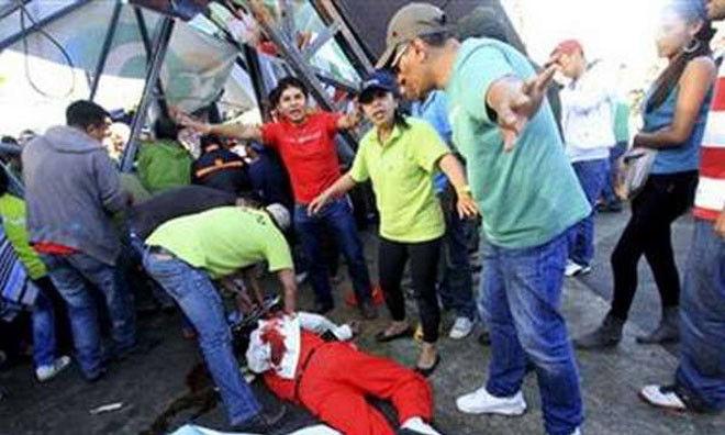 Trợ giúp một nạn nhân bị thương trong vụ sập cầu ở Lễ hội Carnival Oruro. 