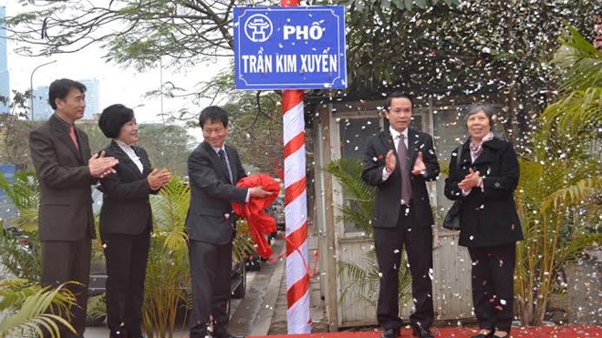 Đại diện chính quyền TP Hà Nội gắn biển phố Trần Kim Xuyến