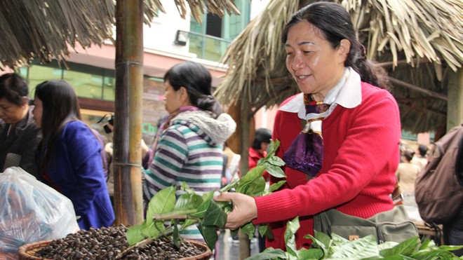 Chợ quê trong phố. Ảnh: T.Hiếu