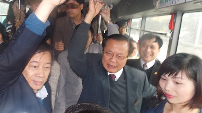Bí thư Thành ủy Hà Nội Phạm Quang Nghị trên xe buýt số 48 sáng 12/3. Ảnh: Trọng Đảng