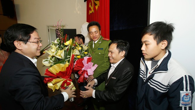 TBT Lê Xuân Sơn tặng hoa các đề cử Gương mặt trẻ Việt Nam tiêu biểu 2013 tham gia giao lưu. ảnh: Như ý