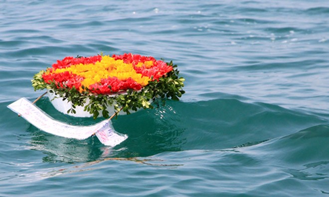 Thả vòng hoa với hình quốc kỳ Việt Nam trên biển để tưởng niệm. Ảnh; Vnexpress