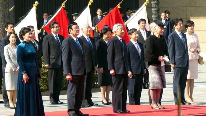 Nhật hoàng Akihito và Hoàng hậu đón Chủ tịch nước Trương Tấn Sang và Phu nhân tại Hoàng cung. Ảnh: TTXVN
