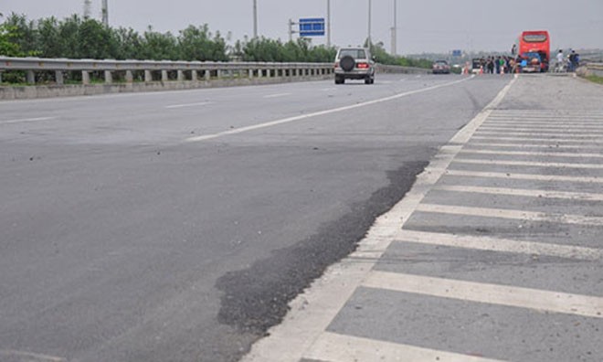 Đường cao tốc Cầu Giẽ - Ninh Bình (đoạn qua địa phận tỉnh Hà Nam) vừa đưa vào sử dụng đã phải vá víu nham nhở. Ảnh: Người lao động 