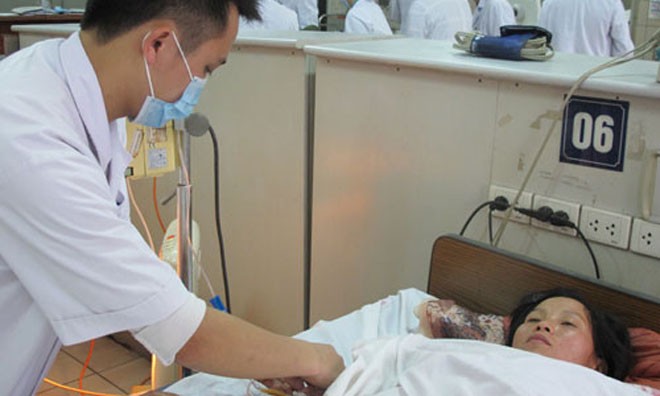 Một bệnh nhân bị ngộ độc nấm điều trị tại Trung tâm chống độc Bệnh viện Bạch Mai. Ảnh: Vnexpress