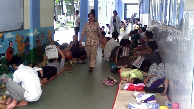 Trẻ mắc bệnh do nắng nóng vào viện chờ khám. ảnh: L.N