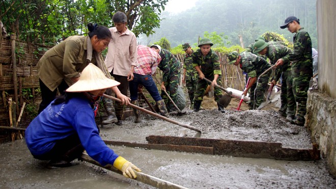 Cán bộ, chiến sỹ Bộ CHQS tỉnh giúp dân Bản Pyạt làm đường nông thôn mới