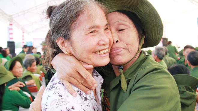 Các cựu TNXP luôn được quan tâm, chăm sóc (Trong ảnh: Hai cựu TNXP gặp lại nhau sau nhiều năm xa cách tại Truông Bồn - Nghệ An tháng 7/2013). Ảnh: Trường Phong