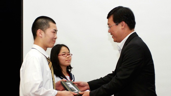 Bí thư T.Ư Đoàn Lê Quốc Phong (phải) tặng quà lưu niệm cho đại biểu học sinh Nhật Bản