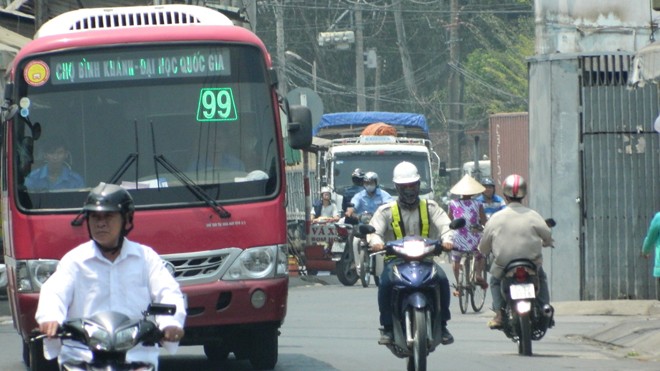 Đường Tây Hòa (quận 9) rộng 7-8m, xe buýt loại 29 chỗ cũng trở nên quá khổ, gây nguy hiểm cho người đi xe máy ảnh: LT